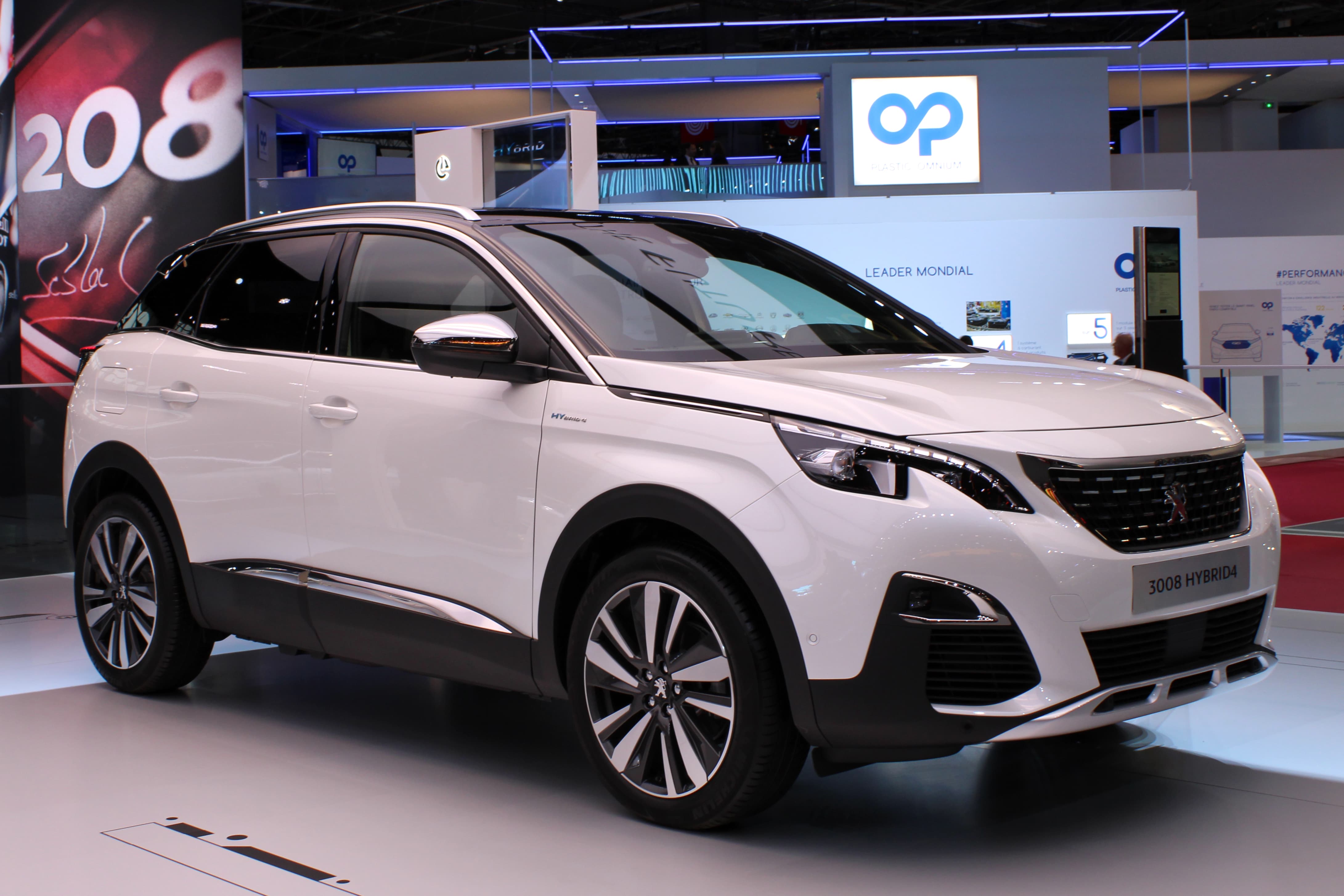 Peugeot 3008 Hybrid4 blanche exposée sur stand