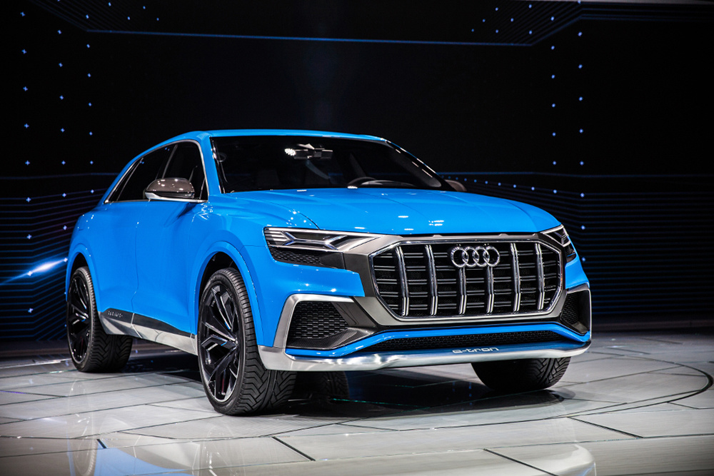 Audi Q8 Concept bleu présenté sur un stand