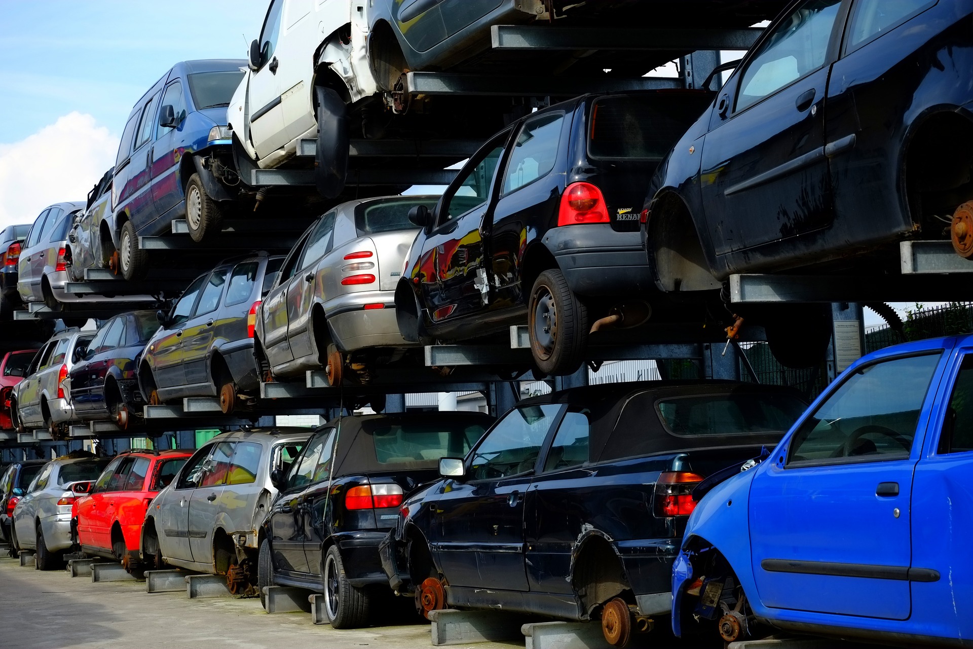 Voitures hors d’usage empilées dans une casse