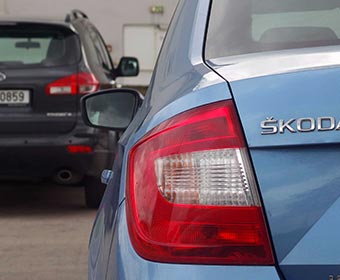 Feu arrière d’une Skoda bleue