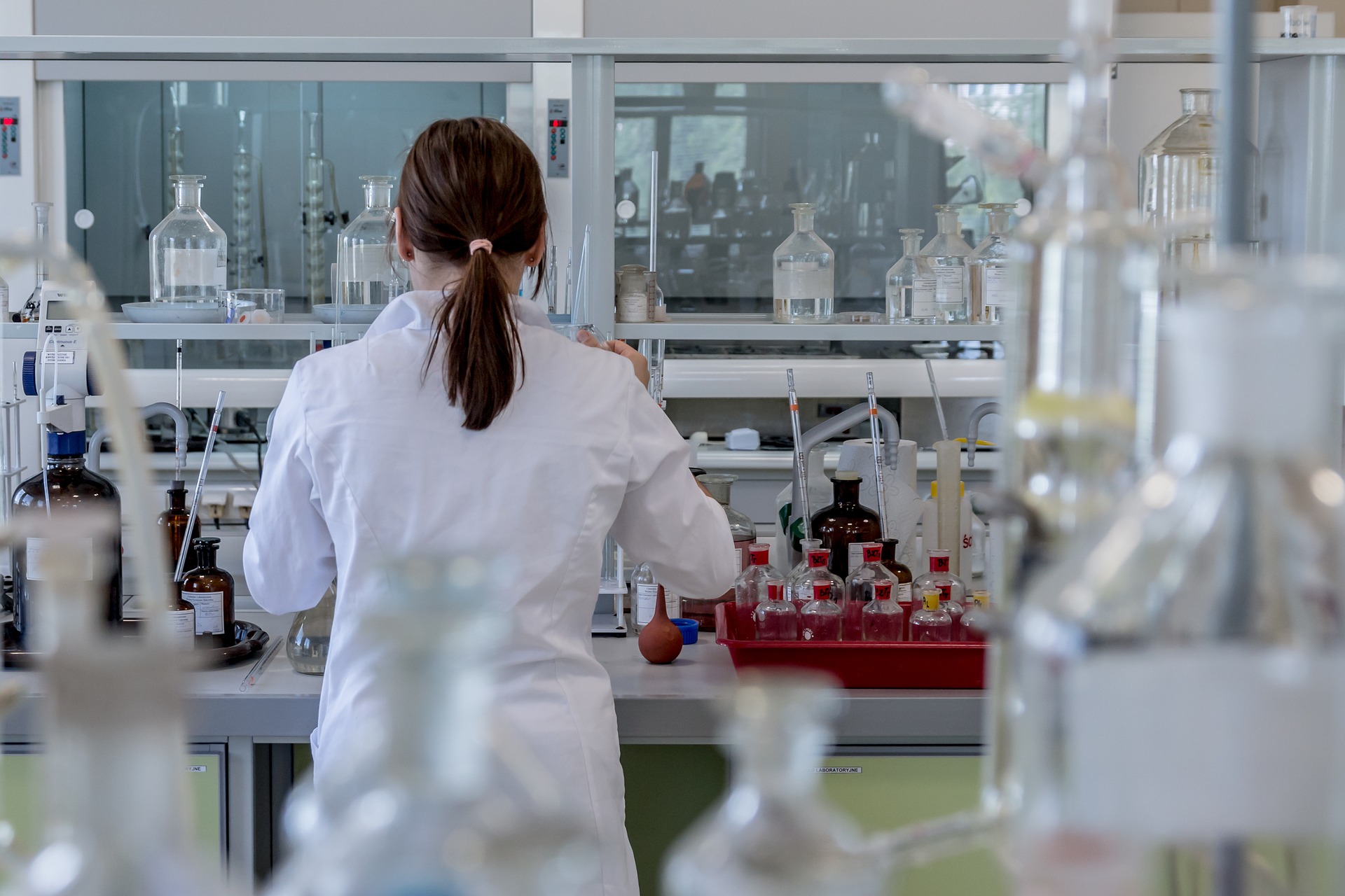 Technicienne travaillant dans un laboratoire de recherche