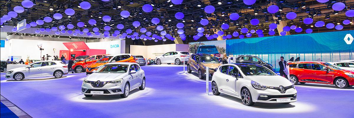 Stand Renault et Dacia présentant Mégane et Clio au salon de l’auto