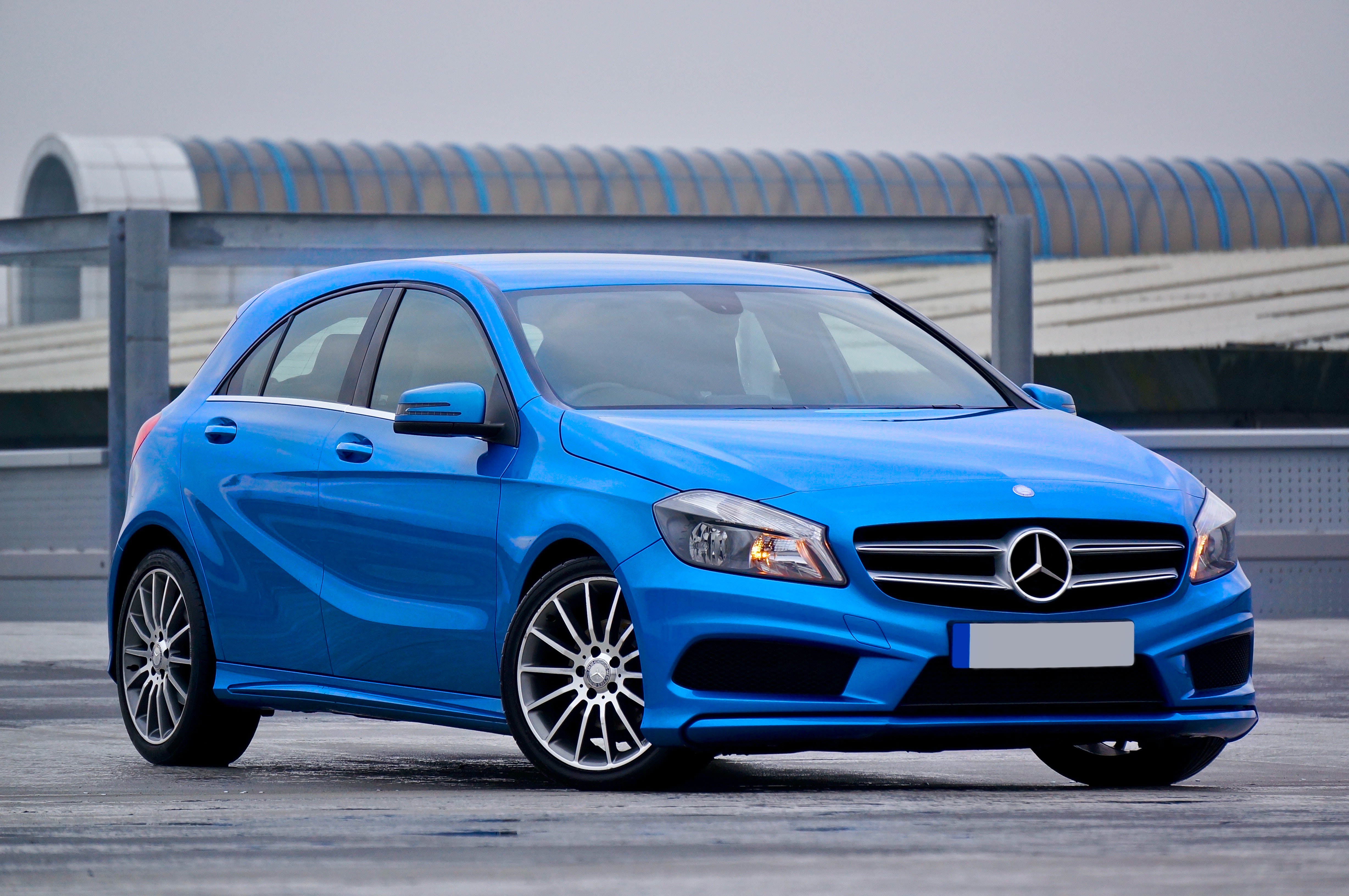 Mercedes Classe A bleue garée