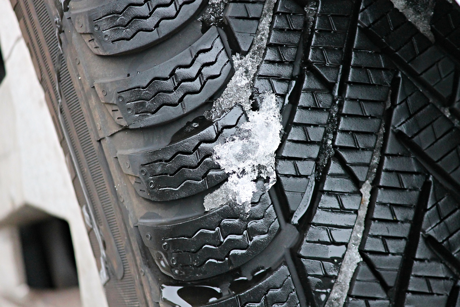 Pneus hiver enneigés en gros plan